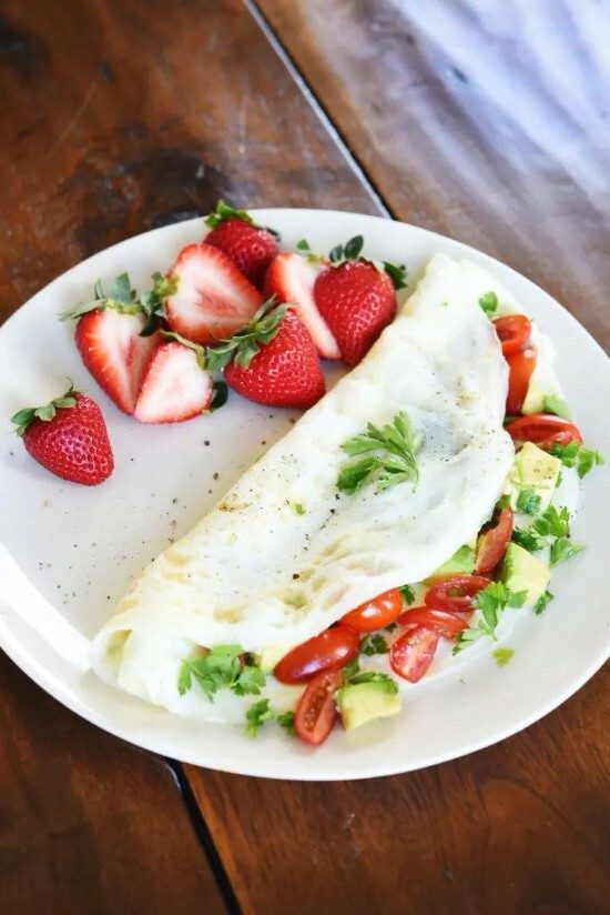 omelette with tomatoes and strawberries
