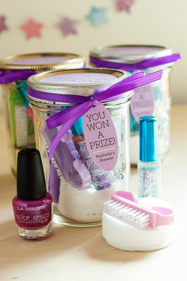 DIY Mason Jar Gift Ideas. 23 Gifts in a jar ideas that everyone will love.