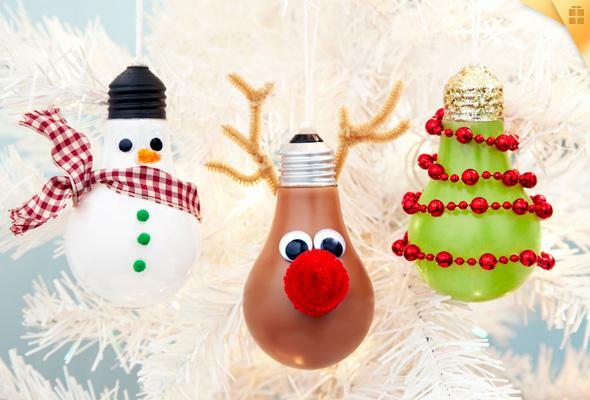 Christmas decor DIY. These Christmas ornaments are so easy to DIY. They are the perfect decor for your Christmas tree!