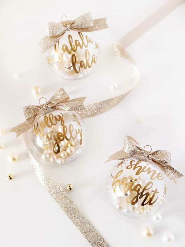Christmas decor DIY. These Christmas ornaments are so easy to DIY. They are the perfect decor for your Christmas tree!