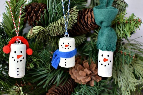 Christmas decor DIY. These Christmas ornaments are so easy to DIY. They are the perfect decor for your Christmas tree!