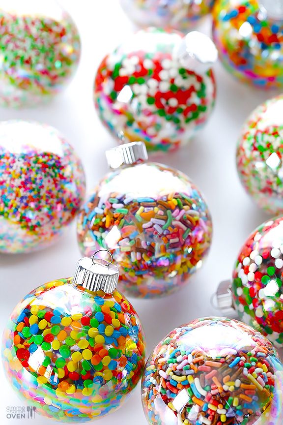 Christmas decor DIY. These Christmas ornaments are so easy to DIY. They are the perfect decor for your Christmas tree!