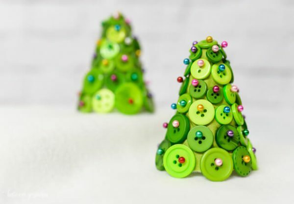 Christmas decor DIY. These Christmas ornaments are so easy to DIY. They are the perfect decor for your Christmas tree!