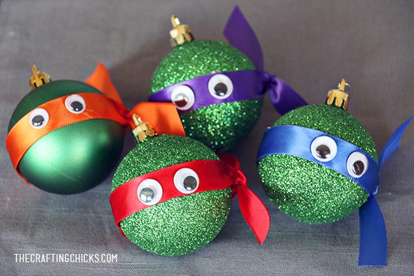 Christmas decor DIY. These Christmas ornaments are so easy to DIY. They are the perfect decor for your Christmas tree!