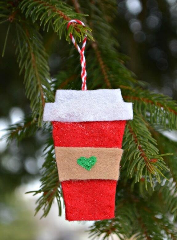 Christmas decor DIY. These Christmas ornaments are so easy to DIY. They are the perfect decor for your Christmas tree!